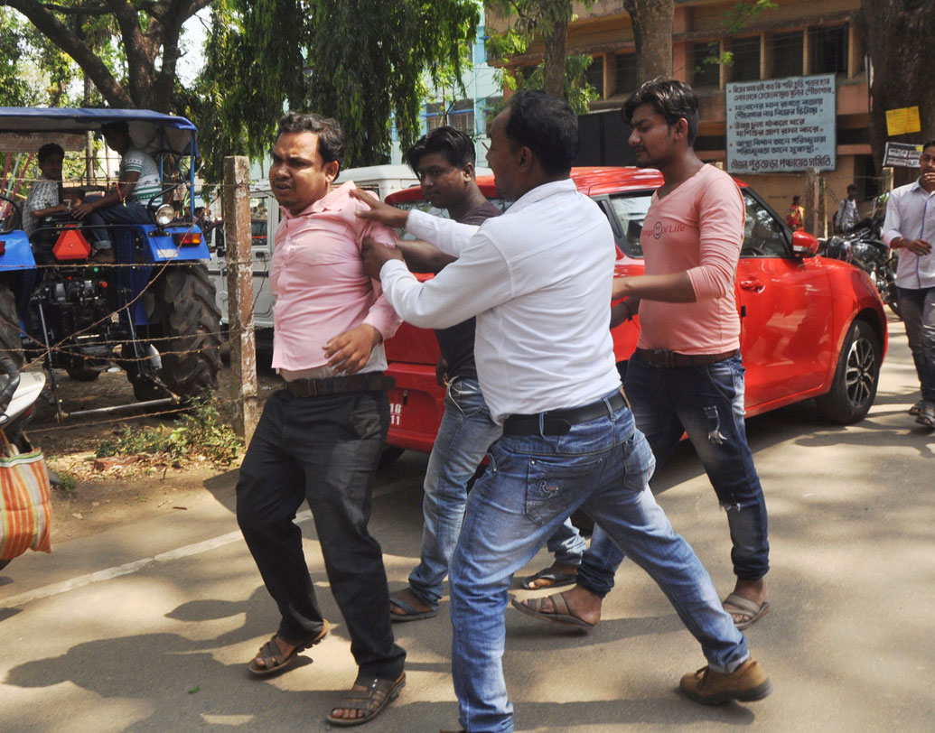খানাকুলে বিজেপির জেলা পরিষদের প্রার্থী সুব্রত রানা মনোনয়ন জমা দিতে গেলে তাঁকে মারধর করা হয় বলে অভিযোগ।