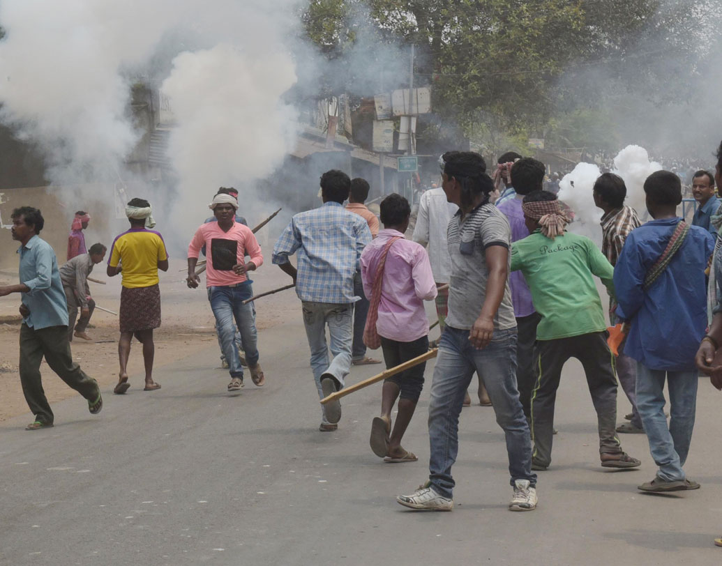 মনোনয়ন ঘিরে অশান্তি বীরভূমের মহম্মদবাজারের পটেলনগর। বোমাবাজির অভিযোগ ওঠে তৃণমূলের বিরুদ্ধে।