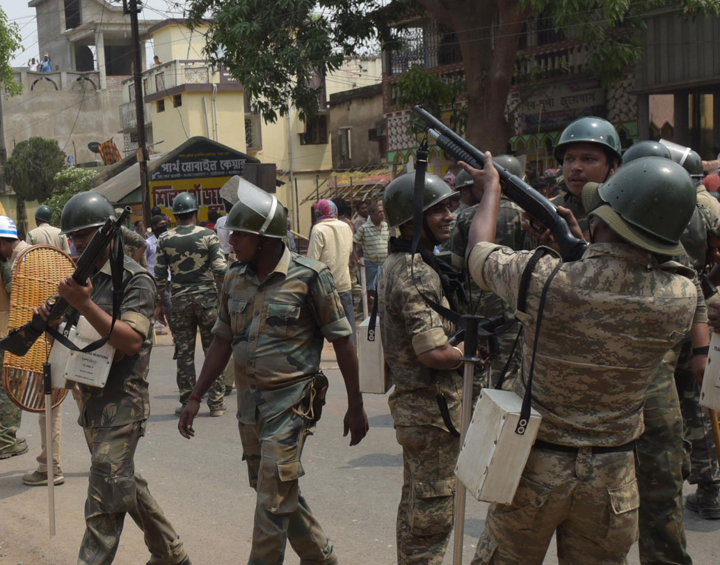 মহম্মদবাজারে পরিস্থিতি সামলাতে কাঁদানে গ্যাস ছোড়ে পুলিশ।