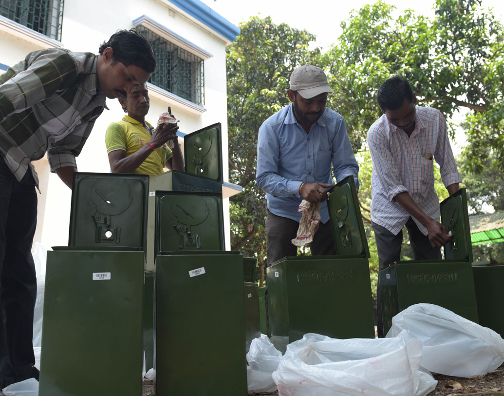 নির্বাচনের আগে মহম্মদবাজারে বিডিও অফিসে ব্যালট বাক্সের পরিচর্যা চলছে।
