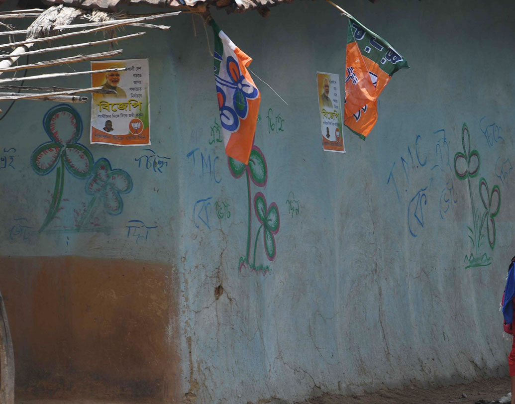 ঝাড়খণ্ড লাগোয়া চরিচা গ্রাম পঞ্চায়েতের ঢাকপাড়া গ্রামে তৃণমূল-বিজেপির দেওয়াল লিখনের মাধ্যমে ভোট প্রচার।
