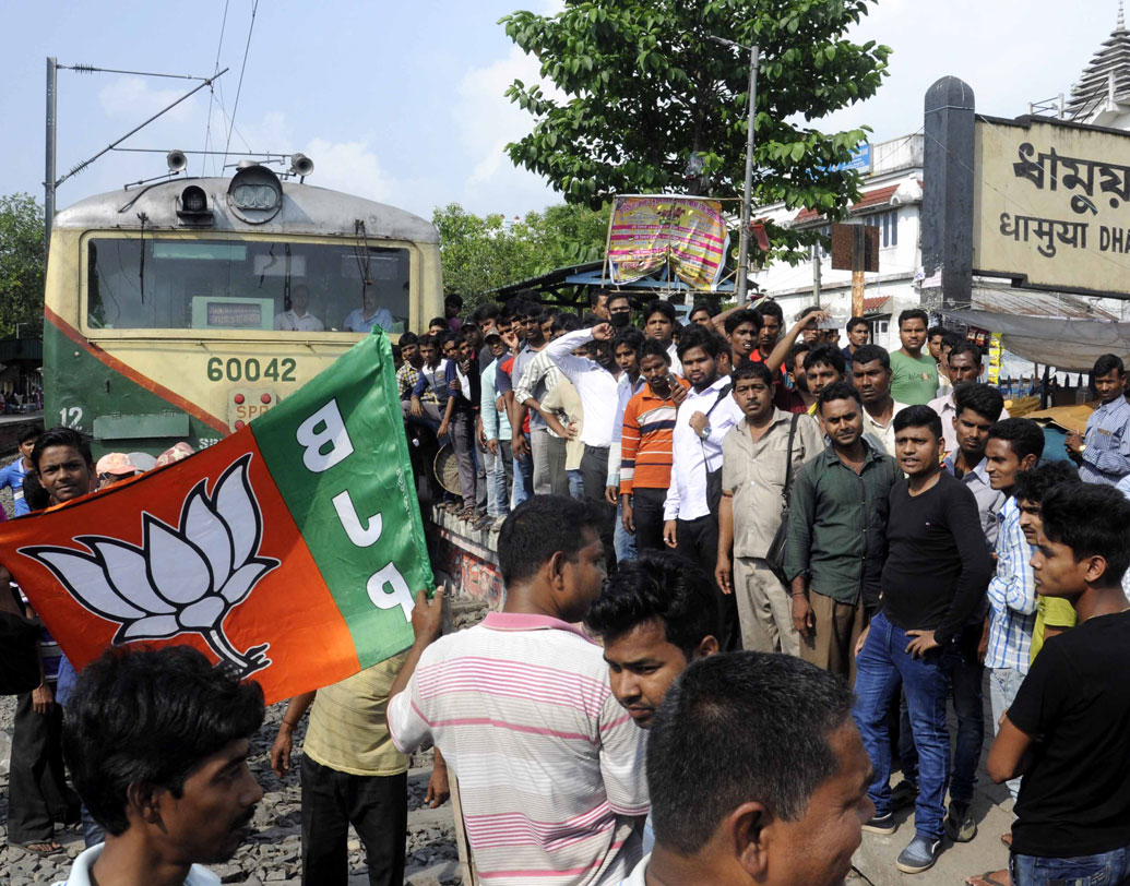 মনোনয়নে বাধা দেওয়ায় বিজেপির রেল অবরোধ ডায়মন্ড হারবারের ধামুয়া স্টেশনে।