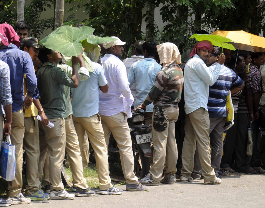 বারুইপুর বিডিও অফিসে সরকারি কর্মচারীদের ভোটগ্রহণ চলছে।