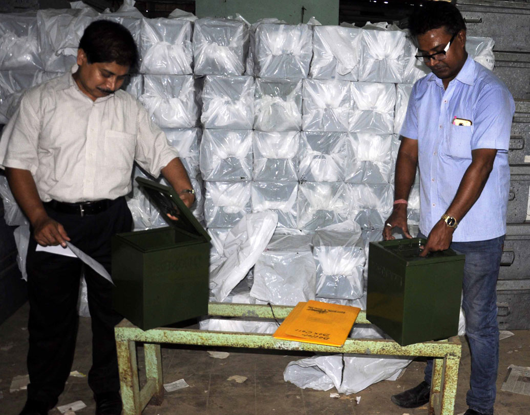 শেষ প্রস্তুতি। বারুইপুরে ব্যালট বাক্স পরীক্ষা করে দেখছেন দুই আধিকারিক।