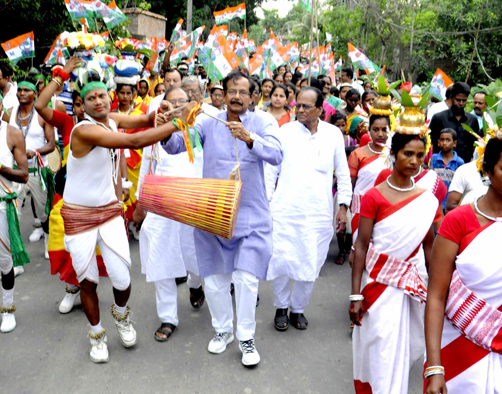 ধামসা-মাদল বাজিয়ে বারুইপুরে প্রচার চালাচ্ছেন তৃণমূলের জেলা পরিষদের প্রার্থী আবু তাহির সর্দার।