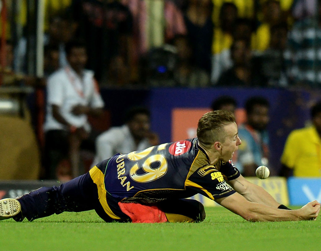 মিচেল জনসন বা টম কুরান একেবারেই ফর্মে নেই। তাঁদের বদলে অন্য বিদেশিদের চেষ্টা করা যেতে পারে। ছবি: এএফপি।