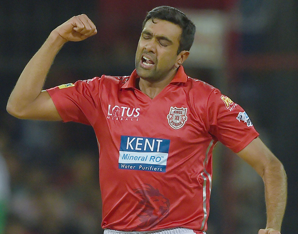 রবিচন্দ্রন অশ্বিন তো বটেই, পঞ্জাবের হাতে মুজিব-অক্ষরদের মতো একাধিক ভাল স্পিনার রয়েছেন। স্পিনের বিরুদ্ধে তেমন সাফল্য পাচ্ছেন না নাইটরা। এই সমস্যা থেকে বেরিয়ে আসতেই হবে নাইটদের। ছবি: এএফপি।