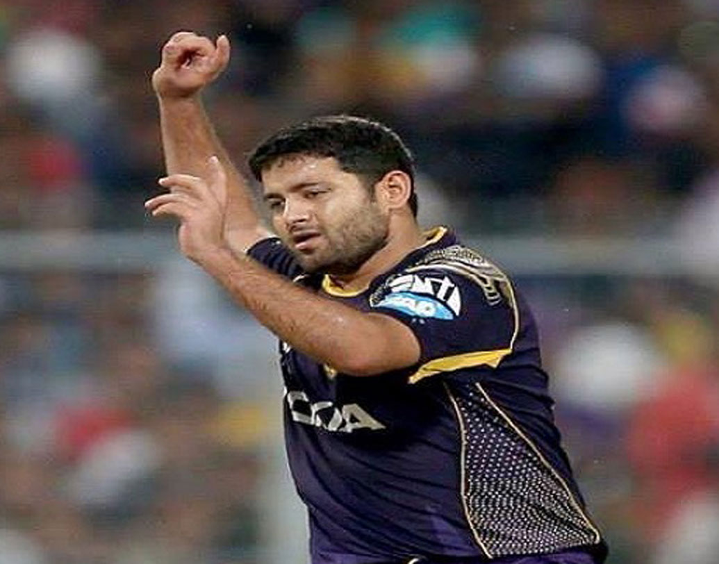 স্পিনারদের আরও দায়িত্ব নিতে হবে। পীযূষ চাওলা প্রতি ম্যাচে বেশি রান দিয়ে ফেলছেন।