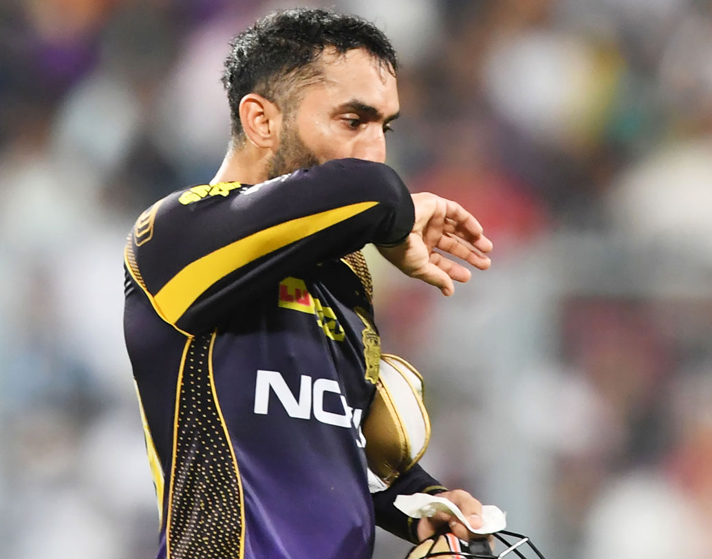 দীনেশ কার্তিককে আরও আক্রমণাত্মক নেতৃত্ব করতে হবে। কঠিন সময়ে মাথা ঠান্ডা রাখতে হবে। ব্যাটিং অর্ডারেও ওপরের দিকে আসতে হবে। ছবি: এএফপি।