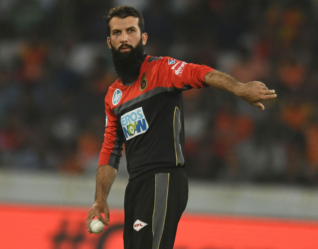 মইন আলি: ব্যাটে রান না পেলেও প্রথম ম্যাচেই বল হাতে সফল ইংল্যান্ডের এই অলরাউন্ডার। আজ থাকতে পারেন প্রথম একাদশে। ছবি: এএফপি।