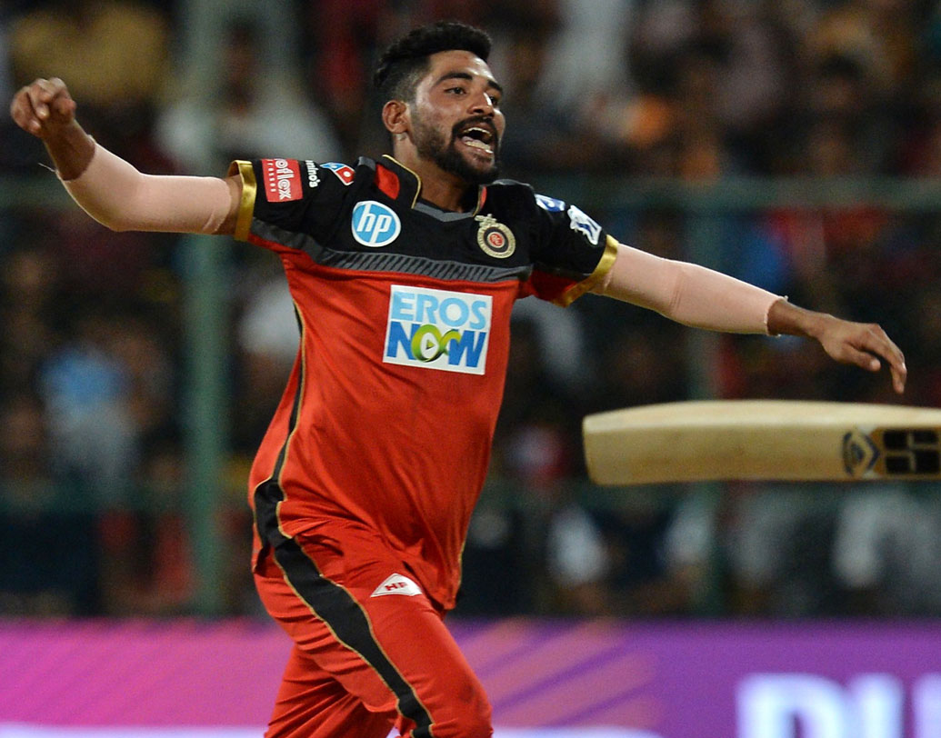 মহম্মদ সিরাজ: গত ম্যাচে তিন উইকেট নিয়েছেন। আজও বেঙ্গালুরুর পেস আক্রমণের মুখ হয়ে উঠতে পারেন তিনি। ছবি: এএফপি।