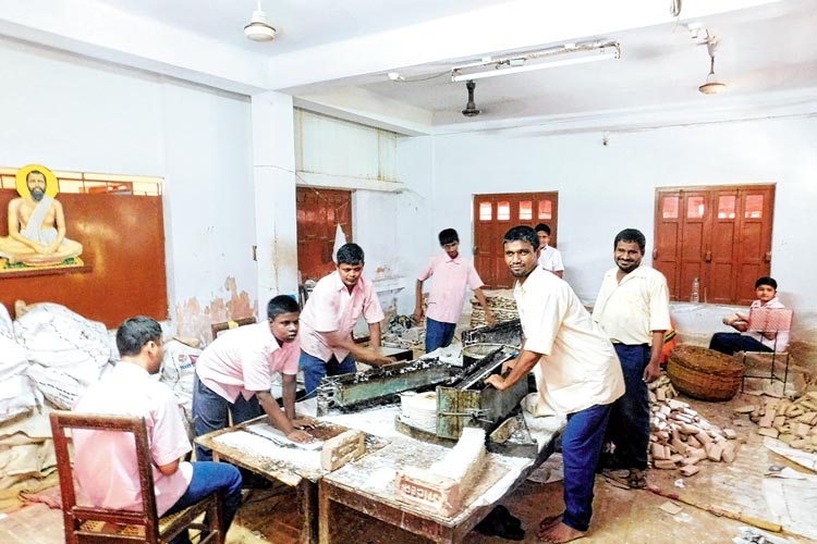 Bengal Panchayat Elections 2018: Candles distributed to continue the election works
