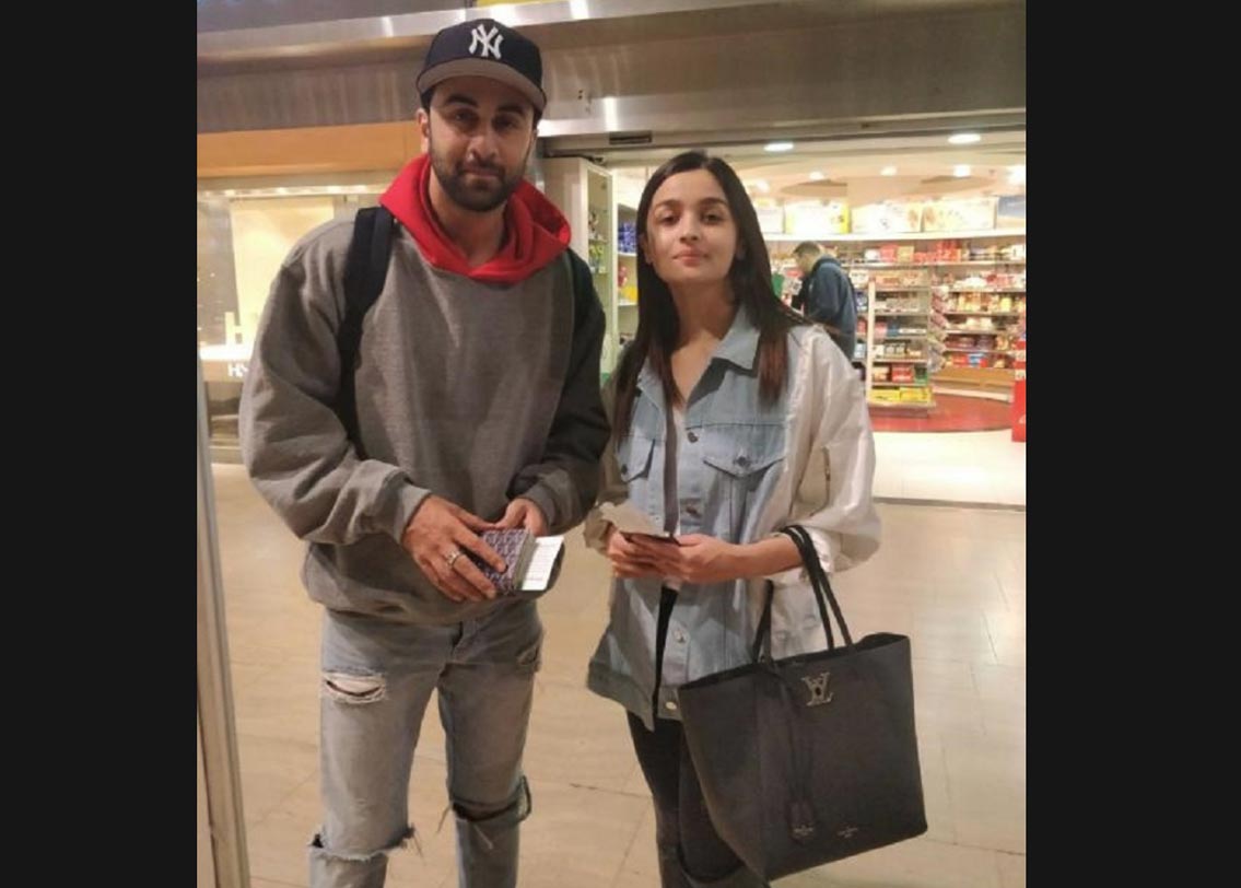 আপনি কি জানেন নিউ ইয়ার ইভ-এও এক সঙ্গে সময় কাটিয়েছেন রণবীর-আলিয়া? হ্যাঁ, তঁদের নতুন ফিল্ম ‘ব্রহ্মাস্ত্র’-এর শুটিংয়ে তাঁরা ওই সময় ইজরায়েলে ছিলেন। দু’জনে জমিয়ে উদযাপন করেন নিউ ইয়ার।