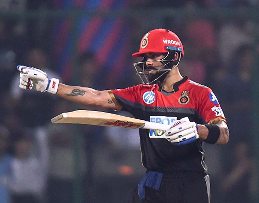 সেরা স্কোরটি রয়েছে আরসিবির দখলে। ২০১৩ সালের ২৩ এপ্রিল পুণে ওয়ারিয়সের বিরুদ্ধে তারা ২৬৩ রান করেছিল পাঁচ উইকেটে।