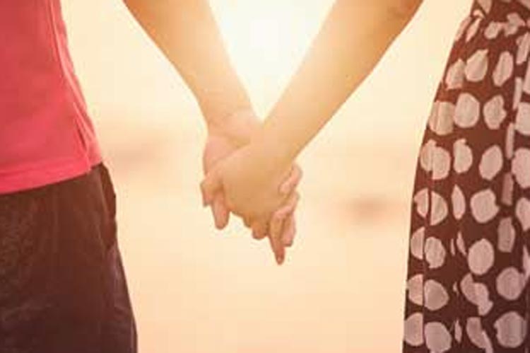 কোনও যুগল ‘লিভ-ইন’ করতে চাইলে প্রথমেই তাঁদের নাম পুলিশের কাছে নথিভুক্ত করতে হবে। ‘লিভ-ইন’ সম্পর্কের ‘ঘোষণাপত্র’ সঙ্গে রাখতে হবে যুগলকে।