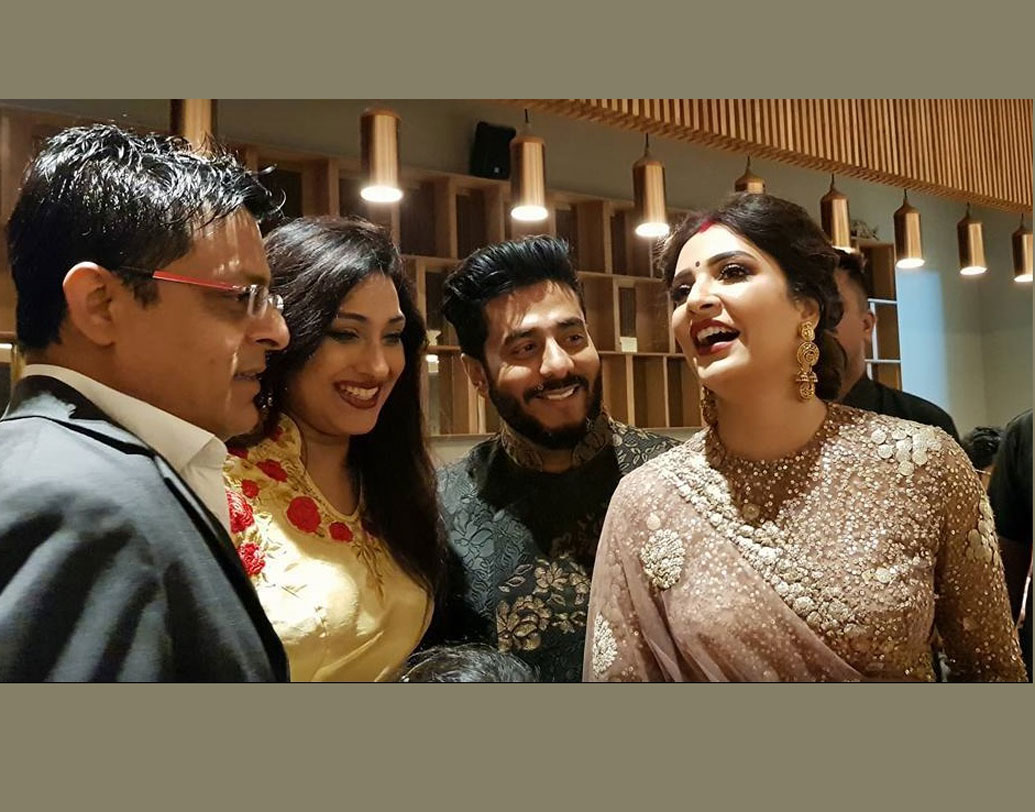ঋতুপর্ণা সেনগুপ্ত এবং তাঁর স্বামীর সঙ্গে রাজ-শুভশ্রী।