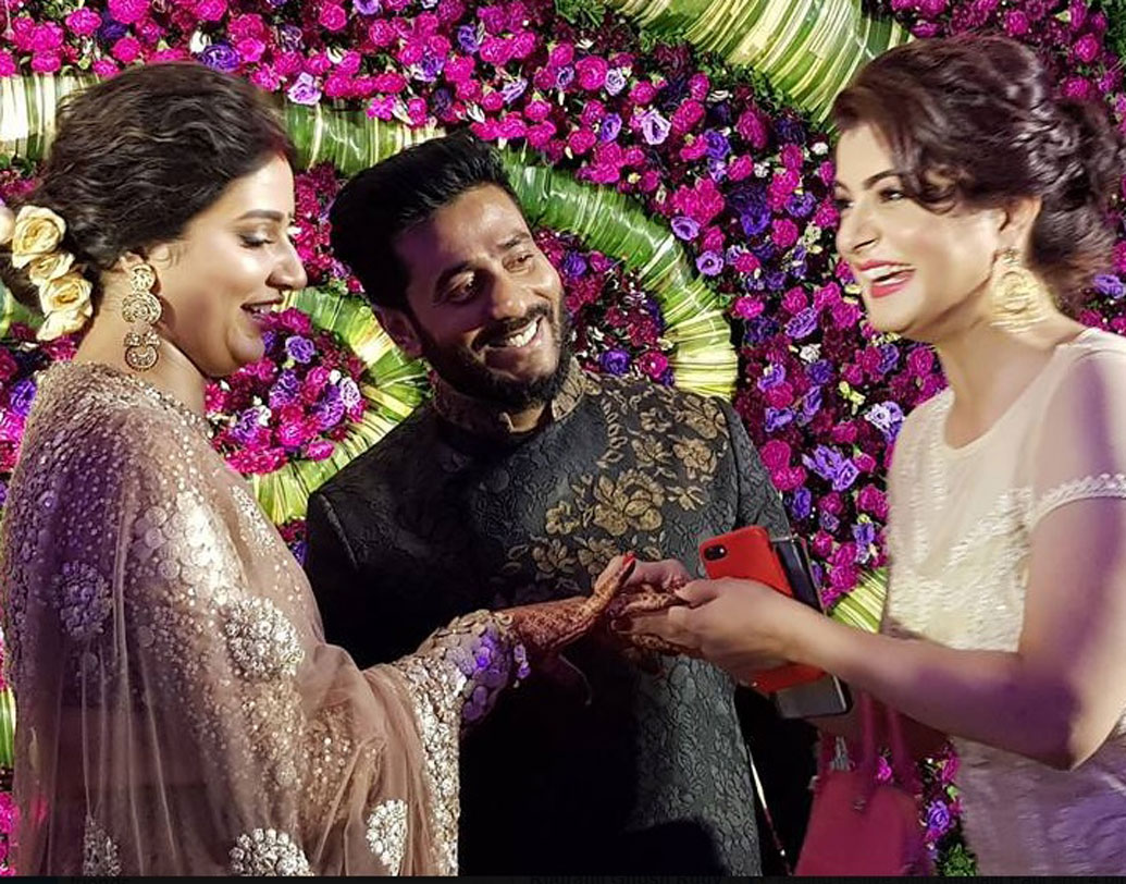 শুভশ্রীর হাতে উপহার তুলে দিচ্ছেন শ্রাবন্তী।