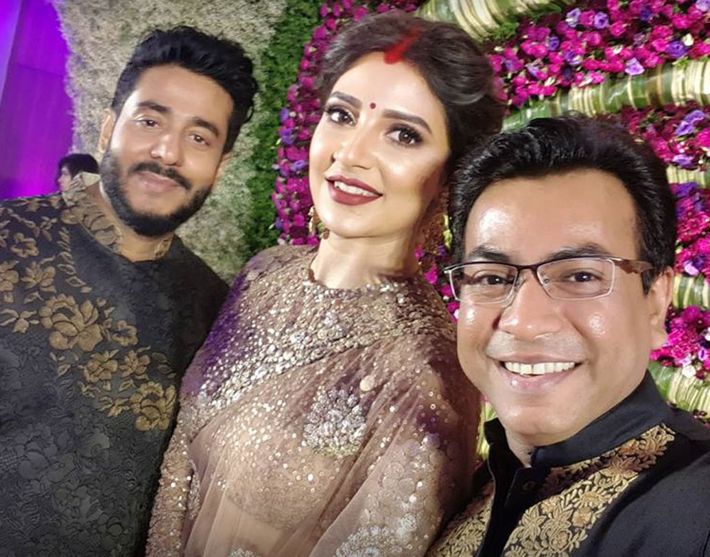 নব দম্পতির সঙ্গে দীর্ঘদিনের বন্ধু অভিনেতা রুদ্রনীল ঘোষ।
