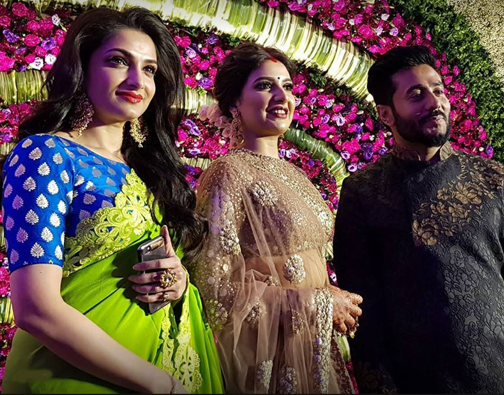 তনুশ্রী চক্রবর্তী পোজ দিলেন নতুন জুটির সঙ্গে।