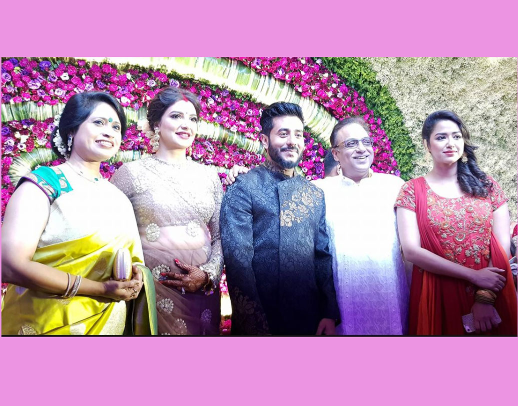 সস্ত্রীক পরিচালক অরিন্দম শীলের সঙ্গে গিয়েছিলেন অভিনেত্রী সোহিনী সরকার।