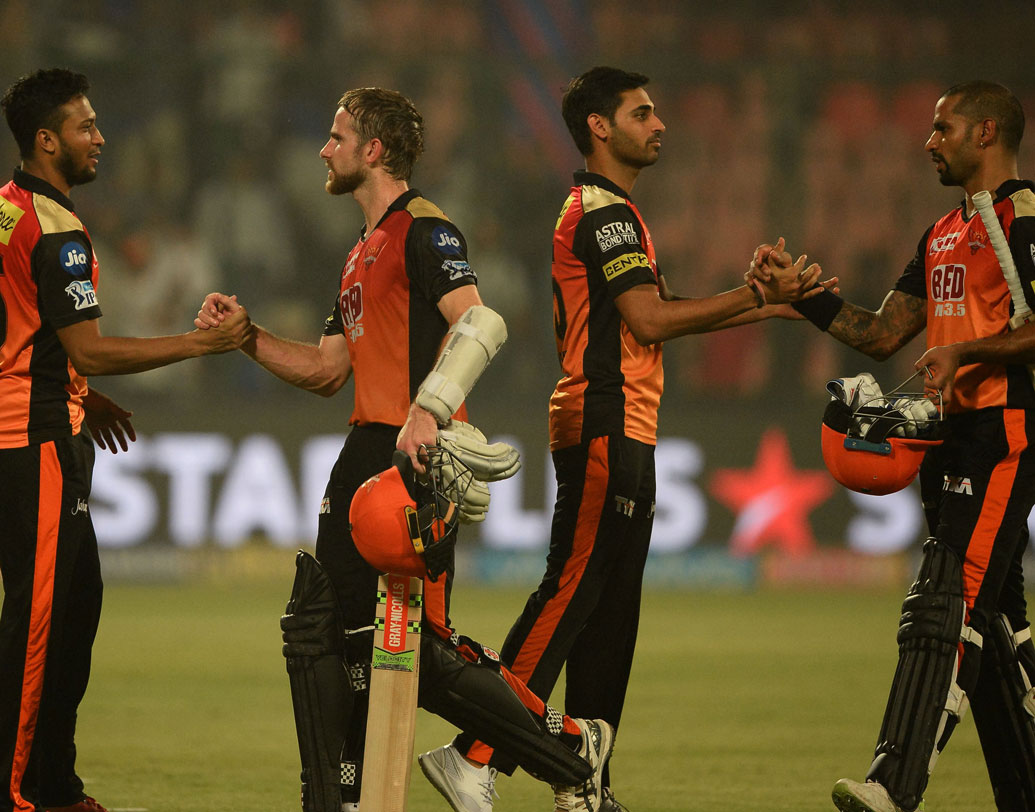 সানরাইজার্স হায়দরাবাদ: আট দলের মধ্যে সবার আগে প্লে অফে উঠেছেন শিখর ধবনরা। লিগ টেবিলের যা অবস্থা, তাতে সানরাইজার্স প্রথম দুই দলের মধ্যে অন্যতম থেকেই প্লে অফ খেলবে। ছবি: এএফপি।