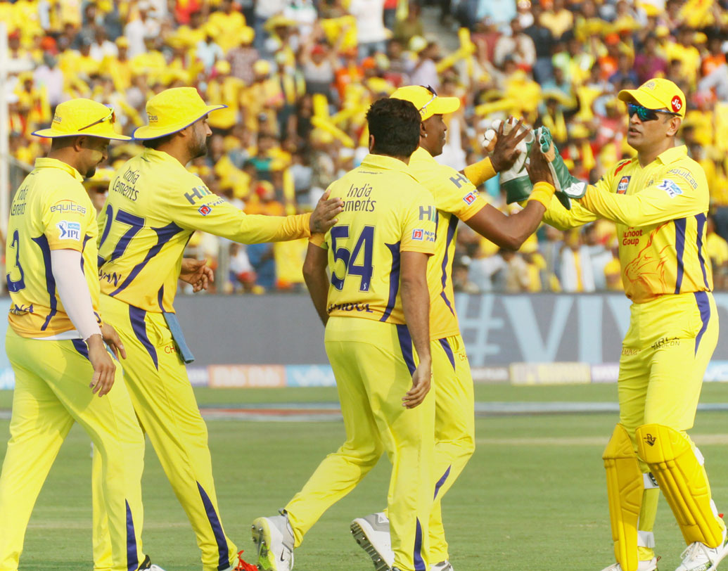 চেন্নাই সুপার কিংস: মুম্বইকে রাজস্থান হারানোর সঙ্গে সঙ্গে প্লে অফে পৌঁছে যায় চেন্নাই। শেষ দুই ম্যাচের একটি জিতলেই প্রথম দুই দল হিসাবে প্লে অফে খেলবেন ধেনিরা। ছবি: পিটিআই।