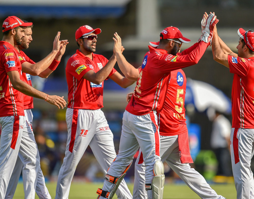 কিংস ইলেভেন পঞ্জাব: ১১ ম্যাচে ১২ পয়েন্ট নিয়ে এখনও সুবিধাজনক অবস্থায় রয়েছে অশ্বিনের দল। কিন্তু সোমবার বিরাট কোহালির আরসিবির বিরুদ্ধে হেরে গেলে প্রীতি জিন্টার দলের প্লে-অফে ওঠার কাজটা অনেকটাই কঠিন হয়ে যাবে। ছবি: পিটিআই।