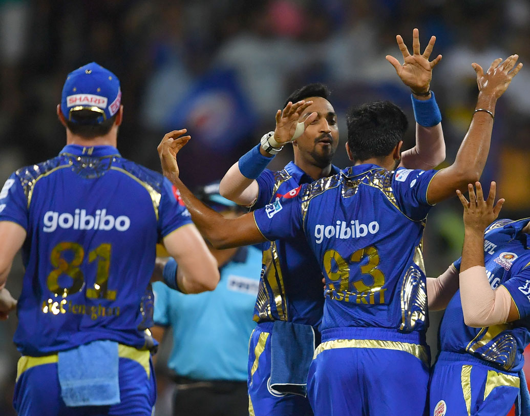 মুম্বই ইন্ডিয়ান্স: বাটলারের হাতে রবিবার রাতে হেরে প্লে অফের লড়াইয়ে বেশ কিছুটা পিছিয়ে পড়েছে মুম্বই। প্লে অফে উঠতে হলে শেষ দুই ম্যাচে পঞ্জাব এবং দিল্লির বিরুদ্ধে শুধু জিতলেই চলবে না, বিশাল ব্যবধানে জিততে হবে রোহিতদের। ছবি: এএফপি।