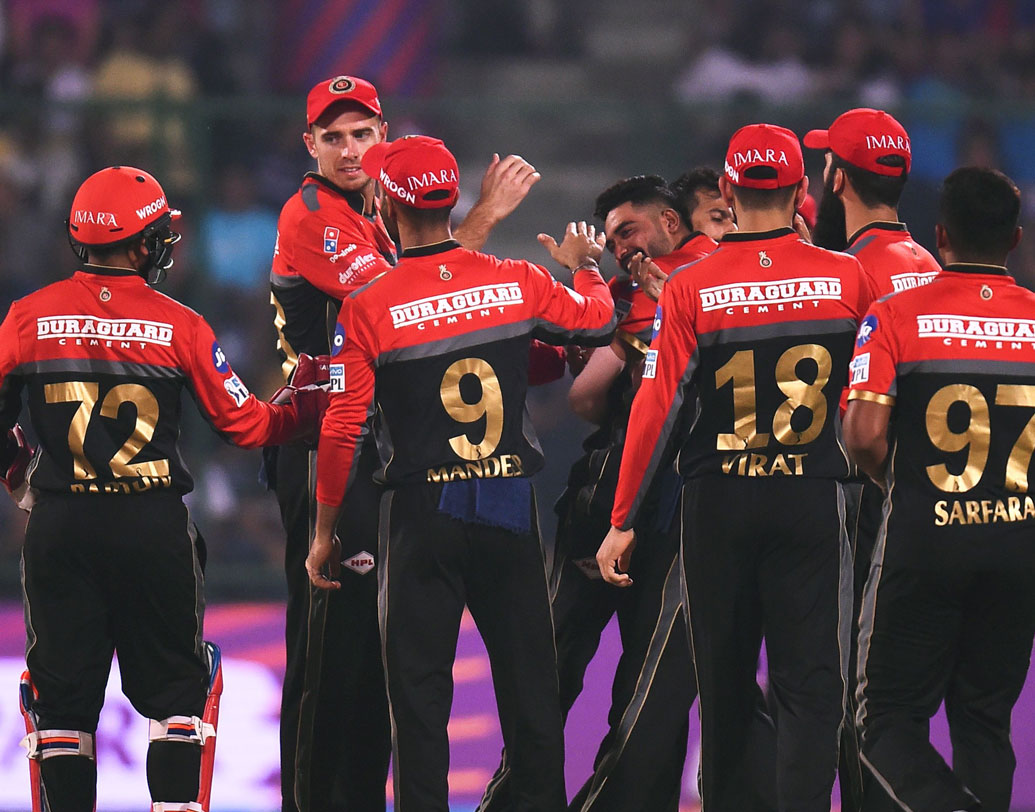 রয়্যাল চ্যালেঞ্জার্স বেঙ্গালুরু: প্লে অফে ওঠা বেশ কষ্টকর হলেও সামান্য আশা রয়েছে বেঙ্গালুরুরও। শর্ত একটাই, বাকি সব ম্যাচ জিততে হবে এবং বড় ব্যবধানে। ছবি: এএফপি।