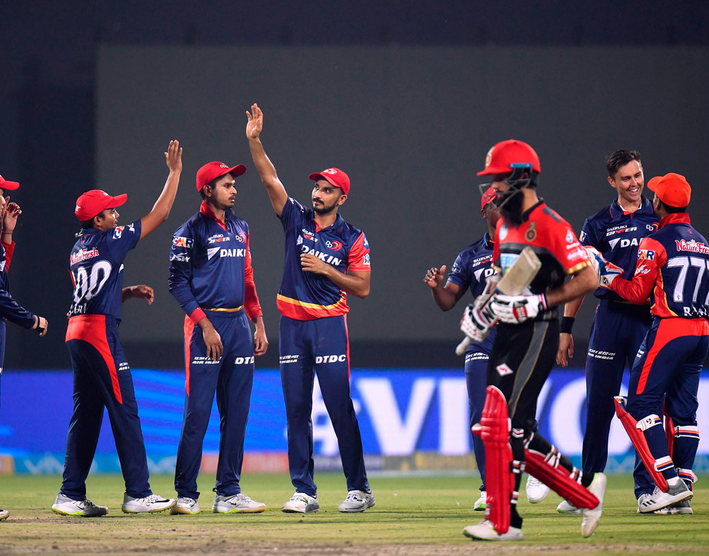 দিল্লি ডেয়ারডেভিলস: প্লে অফের লড়াই থেকে ছিটকে যাওয়া একমাত্র দল। ১২ ম্যাচের মধ্যে মাত্র ৩টিতে জিতেছে দিল্লি। বাকি দুই ম্যাচ জিতলেও সর্বোচ্চ ১০ পয়েন্টে পৌঁছতে পারবেন শ্রেয়াস আইয়াররা। ছবি: এএফপি।