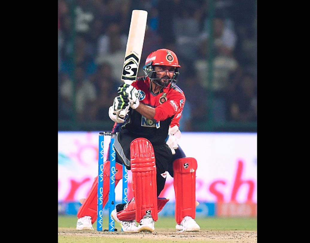 পার্থিব পটেল: সুযোগ পেয়েই হাফসেঞ্চুরি করেন পার্থিব। তবে পরের দুই ম্যাচে তেমন রান পাননি। আজ প্রথম দলে তিনি থাকতে পারেন। তবে পার্থিবের জায়গায় আসতে পারেন মনন ভোরাও। ছবি: গেটি ইমেজেস।