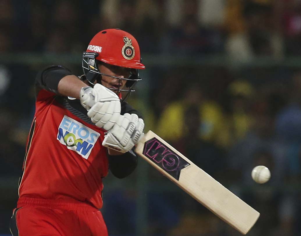 কুইন্টন ডি কক: মোটামুটি ফর্মেই রয়েছেন দক্ষিণ আফ্রিকার এই উইকেটরক্ষক ব্যাটসম্যান। আজ প্রথম দলে তিনি প্রায় নিশ্চিত। তবে পার্থিব খেললে তাঁর জায়গায় ওপেন করতে পারেন মনন ভোরা। ছবি: এপি ।