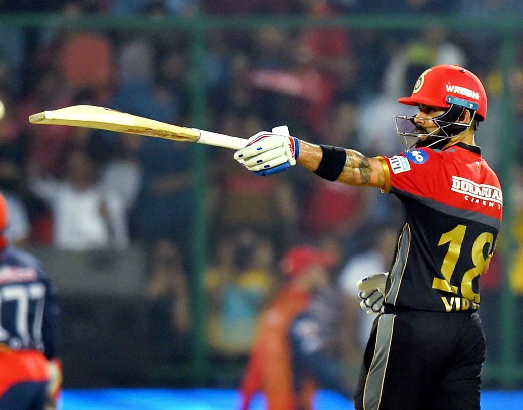 বিরাট কোহালি: ক্যাপ্টেন কোহালি রয়েছেন বেশ ভাল ফর্মে। গত ম্যাচেও করেছেন ম্যাচ জেতানো ৭০ রান। আজও তাঁর ব্যাট থেকে একটা ঝকঝকে ইনিংস আশা করবে বেঙ্গালুরু। ছবি: পিটিআই।