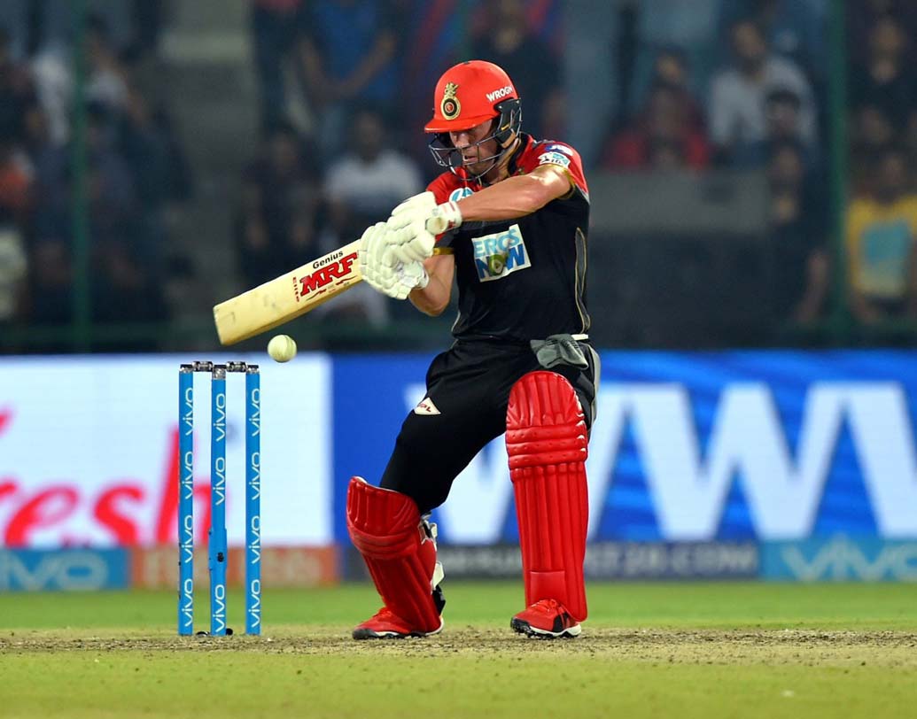 এবি ডেভিলিয়ার্স: যে কটা ইনিংসে এবিডি-র ব্যাট চলেছে, প্রায় সবগুলিতেই জিতেছে বেঙ্গালুরু। গত ম্যাচেও করেছেন অপরাজিত ৭২। আজও মাঠে এবি-ঝড় চাইবেন কোহালিরা। ছবি: পিটিআই।