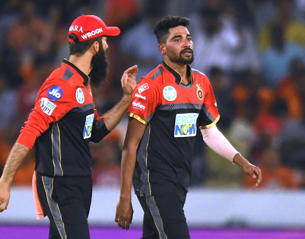 মহম্মদ সিরাজ: তেমন ফর্মে না থাকলেও গুরুত্বপূর্ণ সময়ে উইকেট তুলে নিচ্ছেন এই তরুণ পেসার। আজও প্রথম দলে থাকছেন তিনি। ছবি: এএফপি ।