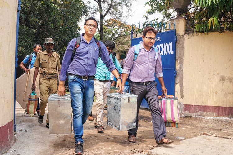 গন্তব্য:  মালদহে পঞ্চায়েত ভোটে বুথ এর পথে ভোট কর্মীরা। ছবি: তথাগত সেন শর্মা