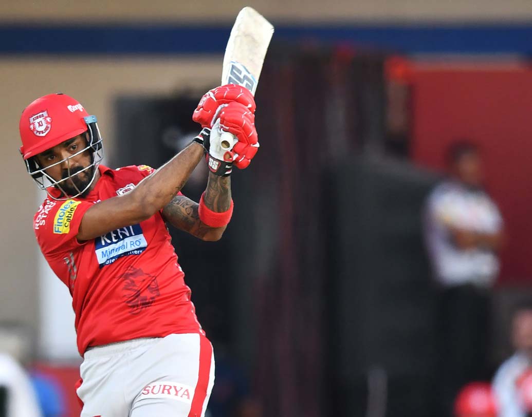 লোকেশ রাহুল: পঞ্জাবের সবচেয়ে ফর্মে থাকা ব্যাটসম্যান। ১১ ম্যাচে ৫৩৭ রান, স্ট্রাইক রেট ১৬৩। আজও তাঁর কাছ থেকে একটা দুর্দান্ত ওপেনিং চাইবে পঞ্জাব। ছবি: এএফপি।