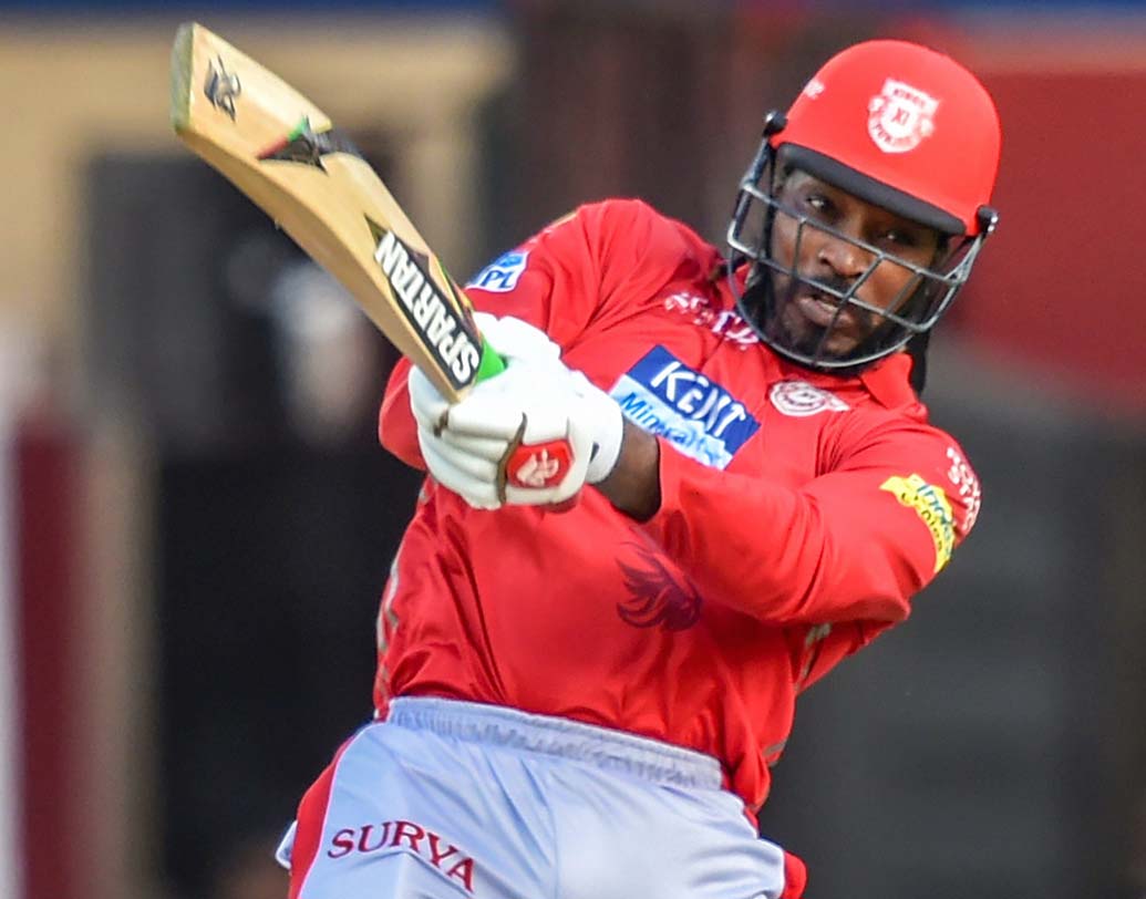 ক্রিস গেল: ৮ ম্যাচে প্রায় ১৪৮ স্ট্রাইক রেটে করেছেন ৩৩২ রান। টুর্নামেন্টে একটি সেঞ্চুরিও করেছেন। গেলের ব্যাট চললে কিন্তু দুঃখ আছে বিরাটদের। ছবি: পিটিআই ।