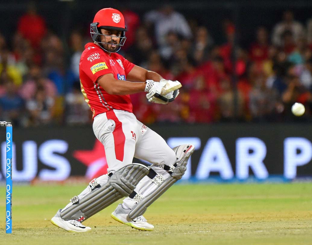 করুন নায়ার: শেষ দুই ম্যাচে রান পাননি। তবে পঞ্জাবের মিডল অর্ডারে ভরসা যুগিয়েছে নায়ারের ব্যাট। আজও তিনি থাকছেন প্রথম দলে। ছবি: পিটিআই।