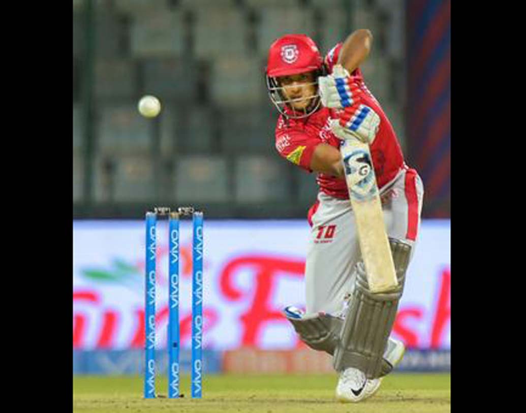 ময়াঙ্ক অগ্রবাল: একেবারেই রানের মধ্যে নেই ময়াঙ্ক। ১০ ম্যাচে মোট ১১৮ রান করেছেন। তাঁর বদলে আকাশদীপ নাথ খেলতে পারেন। তবে ঘরোয়া ক্রিকেটে দুর্দান্ত ফর্মে ছিলেন ময়াঙ্ক। সেই সুবাদে আজ দলে থাকতে পারেন তিনিই। ছবি: পিটিআই ।