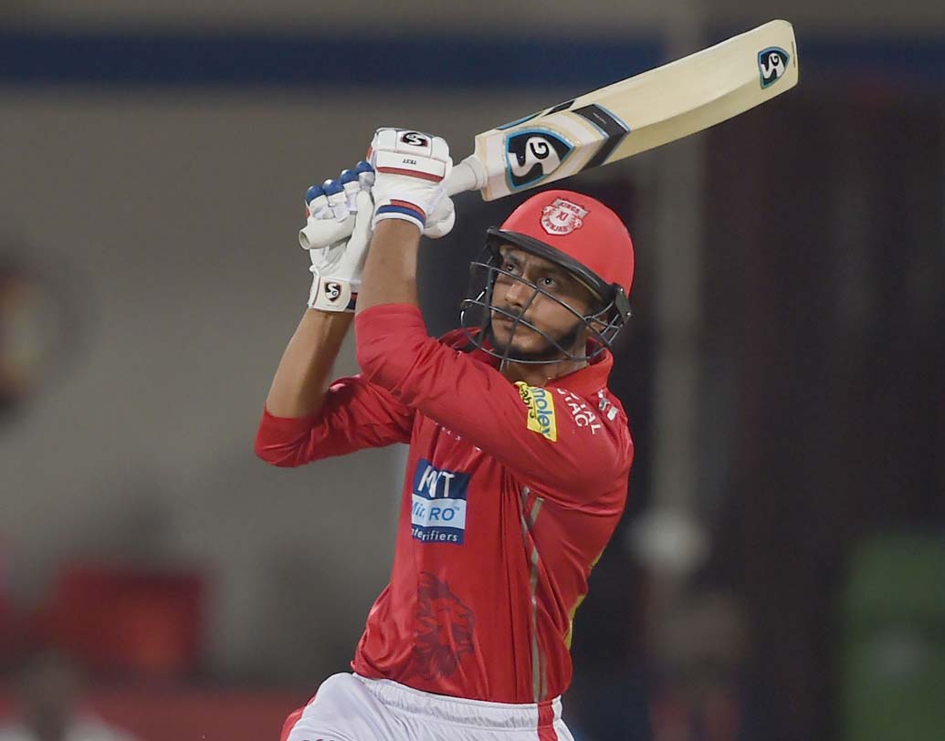 অক্ষর পটেল: নাইটদের বিরুদ্ধে প্রচুর রান দিয়েছেন। তবে সব মিলিয়ে টুর্নামেন্টে খারাপ বল করেননি। ব্যাট হাতে মূল্যবান রানও করেছেন তিনি। ছবি: এএফপি।