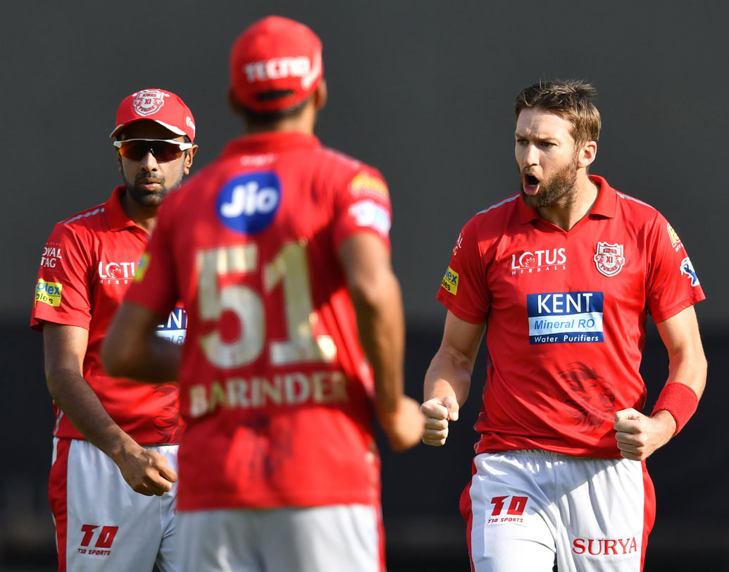 যদি পঞ্জাব জেতে তা হলে হায়দরাবাদ, চেন্নাইয়ের পর তৃতীয় দল হিসাবে প্লে অফে মোটামুটি নিশ্চিত হয়ে যাবে পঞ্জাব। চতুর্থ দল হিসাবে প্লে অফে যাবে নাইট রাইডার্স এবং রাজস্থান ম্যাচের জয়ী। আর টুর্নামেন্ট থেকে ছিটকে যাবে কোহালিদের বেঙ্গালুরু। ছবি: এএফপি।