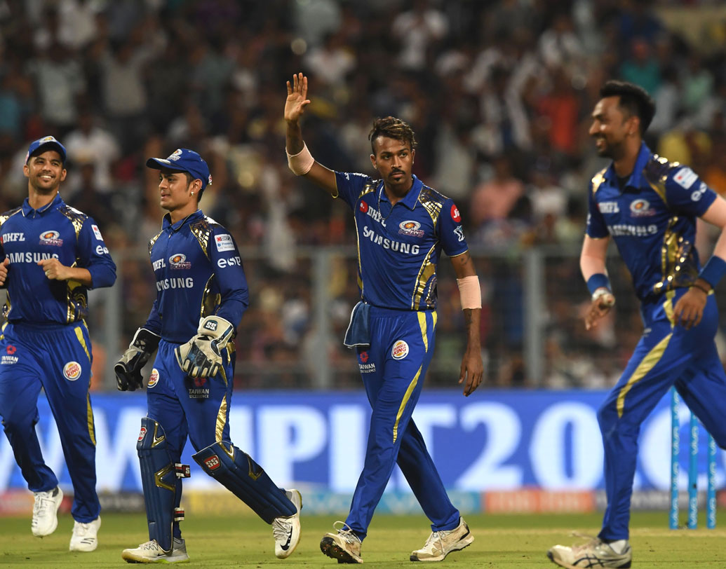 প্লে অফের আশা টিকিয়ে রাখতে সে ক্ষেত্রে শেষ দু’টি ম্যাচে মুম্বইকে শুধু জিতলেই চলবে না, বিশাল ব্যবধানে জিতে নেট রান রেট বাড়াতে হবে। ছবি: এএফপি।