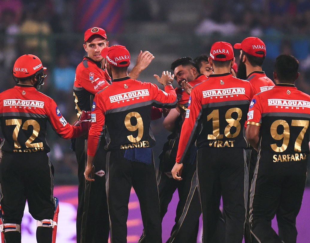 যদি বেঙ্গালুরু জেতে সে ক্ষেত্রে কোহালিদের প্লে অফের স্বপ্ন বজায় থাকবে। নেট রান রেট ভাল থাকায় বাকি ম্যাচগুলি জিতলেই বেঙ্গালুরুর প্লে অফে যাওয়া মোটামুটি পাকা। ছবি: এএফপি।