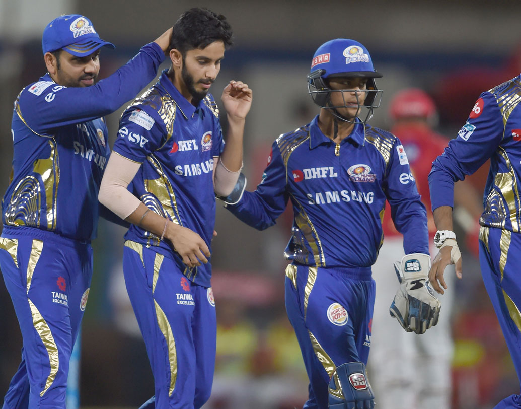 সবচেয়ে বেশি সুবিধা হবে মুম্বইয়ের। কারণ নেট রান রেট ভাল থাকায় ১২ পয়েন্ট পেলেও প্লে অফে যাওয়ার সম্ভাবনা থাকবে। ছবি: এএফপি।