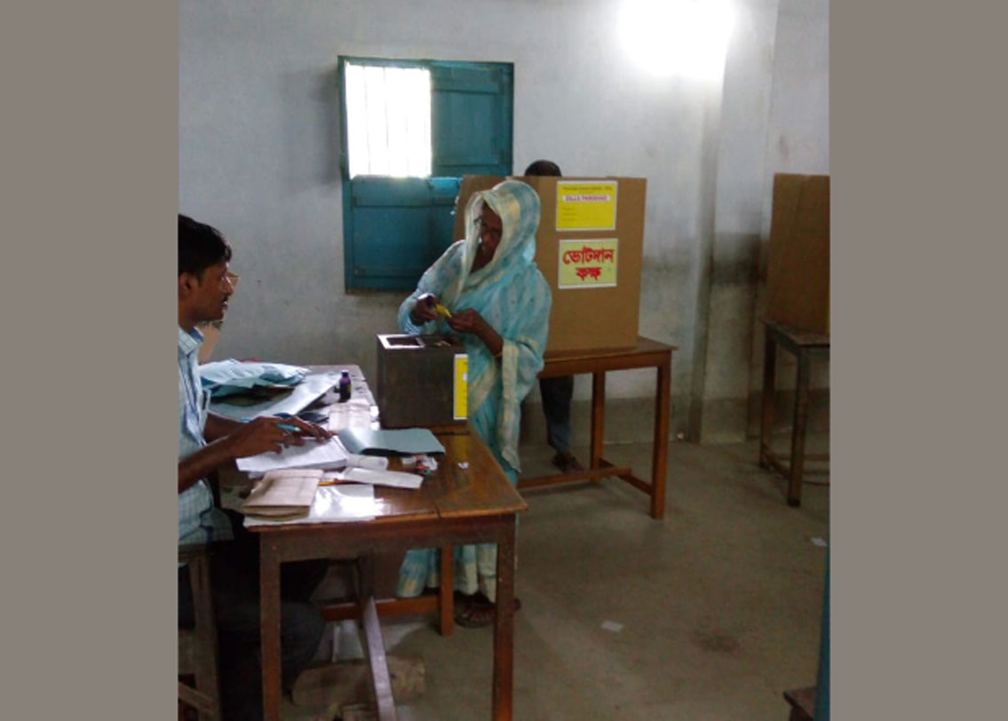 সম্পূর্ণ ঢাকা ঘরে ভোট দেওয়ার নিয়ম। কিন্তু পাঁশকুড়া ব্লকের রঘুনাথবাড়ীতে উল্টো ছবিই দেখা গেল। ভোটদান কক্ষের পেছনে জানলা খোলা অবস্থায় দেদার ভোটগ্রহণ চলছে। পুলিশ কোনওরকম হস্তক্ষেপ করছে না।