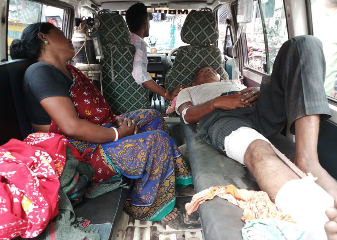 কালিয়াগঞ্জে বিজেপির ডালিমগাঁ লোহাতারাপুর বুথে রবিবার রাতে বিজেপির পার্টি অফিসে হামলার অভিযোগ ওঠে। ছোঁড়া হয় বোমা-গুলি। লোহার রড দিয়ে মেরে পা ভেঙে দেওয়া হয় বুথ সভাপতি দিলীপ রজকের। তাঁর গা ঘেঁষে গুলি বেরিয়ে যায়। একটুর জন্য প্রাণে বাঁচেন তিনি। এই পুরো ঘটনায় তৃণমূলের দিকে আঙুল তুলেছে বিজেপি। খুন হয়েছে আমডাঙা এবং কুলতলিতে।