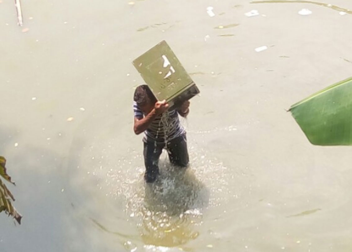 রানাঘাটে ব্যালট বাক্স লুঠের অভিযোগ ওঠে। অনেক খোঁজাখুজির পর বুথের কাছে একটি পুকুর থেকে উদ্ধার হয় ব্যালট বাক্স।