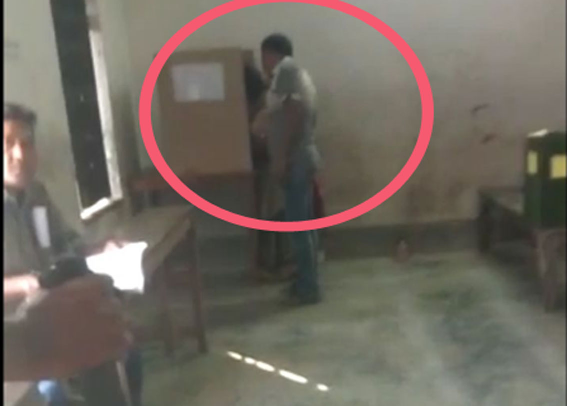 ভাঙড় ২-এর বামনঘাটা হরিদাস বিদ্যাপীঠ। বুথের ভিতরে বসে রয়েছে পুলিশ। আর তার সামনেই ছাপ্পা মেরে চলেছেন এক ব্যক্তি। বিরোধীদের অভিযোগ ওই ব্যক্তি তৃণমূল কর্মী।