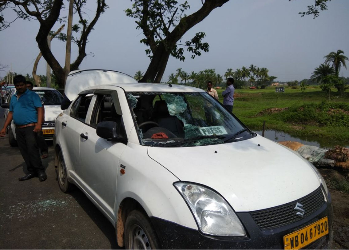 ভাঙড় ২ নম্বর পঞ্চায়েত সমিতিতে আরাবুলের বিরুদ্ধে জমি কমিটির প্রার্থী শরিফুল মল্লিককে অপহরণের অভিযোগ ওঠে। ভাঙড় থানায় বসে গোটা ভোট প্রক্রিয়াটাই নাকি নিয়ন্ত্রণ করছেন আরাবুল। সকাল থেকেই উত্তপ্ত ভাঙড়ের উত্তর গাজিপুর। দু’পক্ষের খণ্ডযুদ্ধ শুরু হয়ে যায়। ইটপাটকেল ছোড়া শুরু করে। পরিস্থিতি নিয়ন্ত্রণে আনতে কাঁদানে গ্যাস ছোড়ে পুলিশ। ভাঙচুর করা হয় সাংবাদমাধ্যমের গাড়ি।